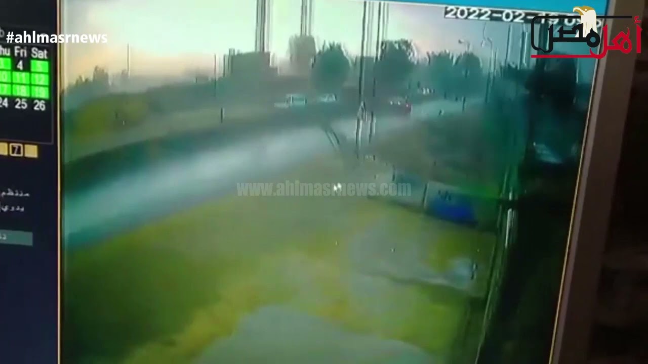 خاص لحظة انهيار مدخنة مصنع طوب ميت غمر بالدقهلية
