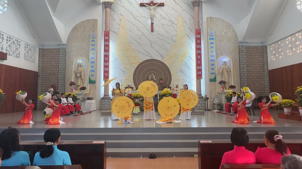 Bài múa Xuân đầu năm . Mời anh chị em xem nhé . 