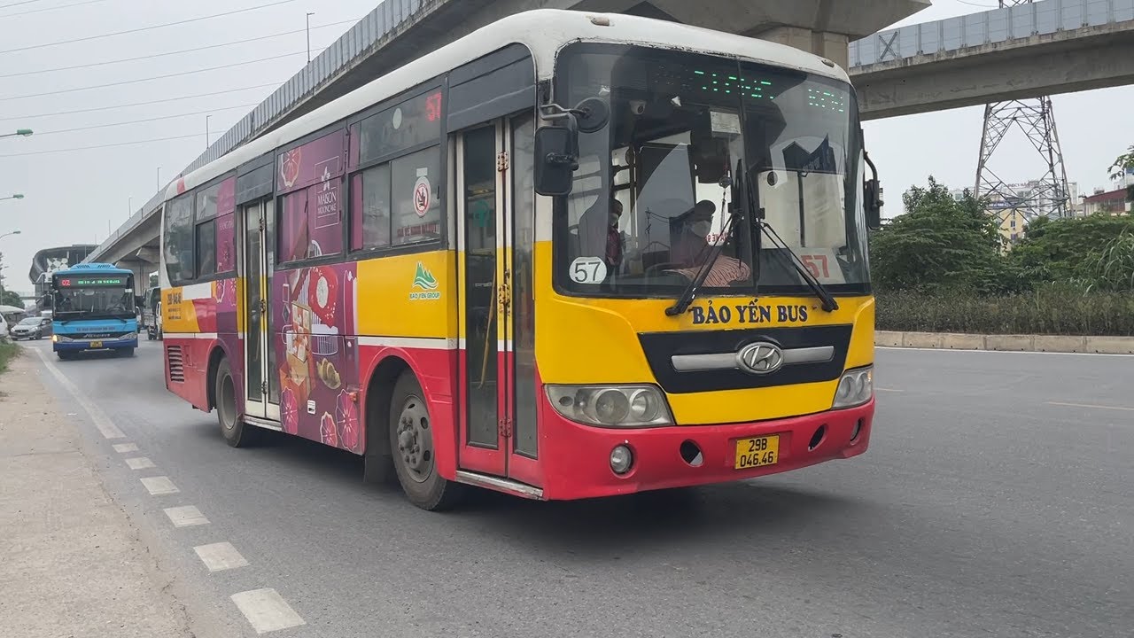 Những chuyến xe buýt nối đuôi nhau đón trả khách trên phố Nguyễn Trãi, Hà Nội