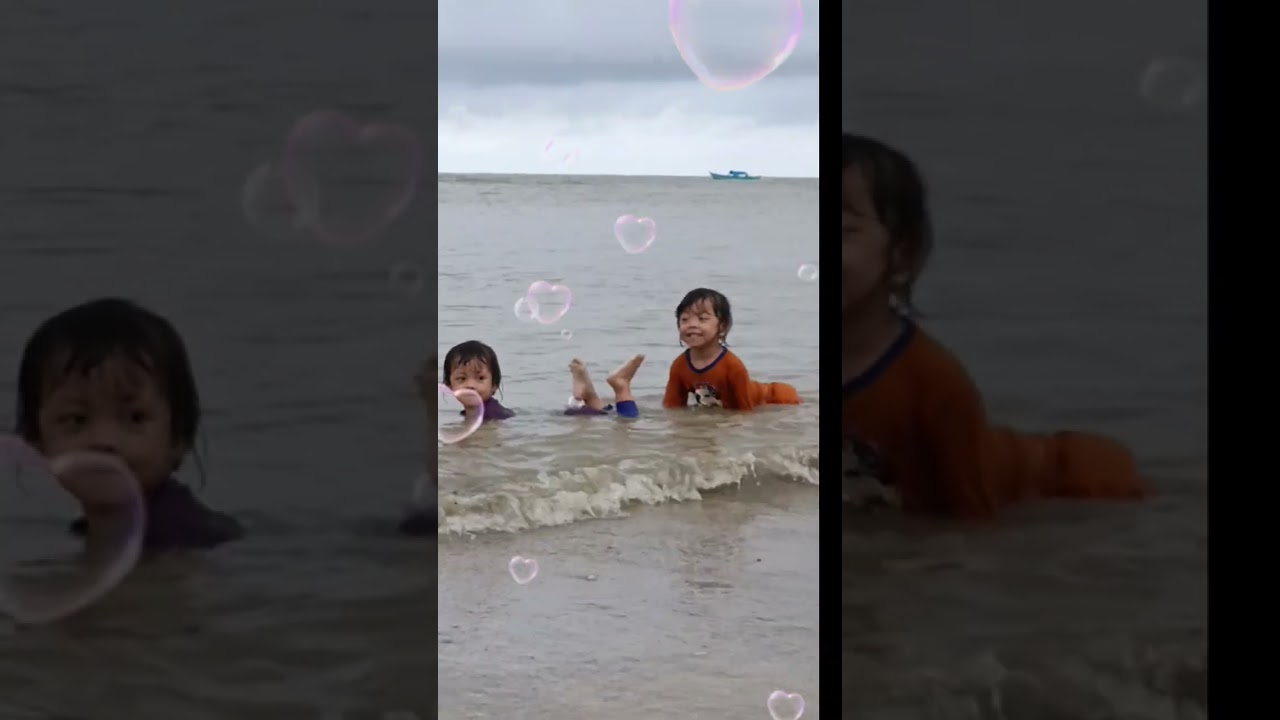 Si kembar dan Dede pertama kali ke pantai