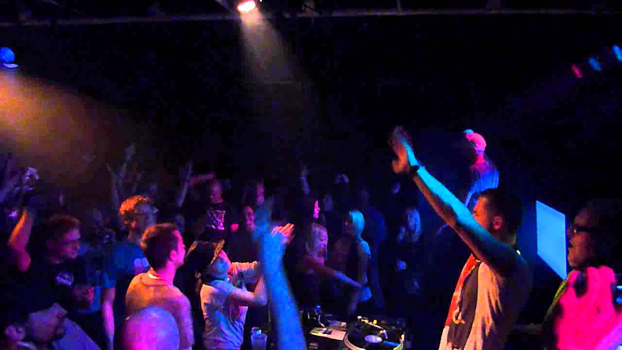 Mike Vinyl playing at Danube Rave / Classic Floor 12.11.11