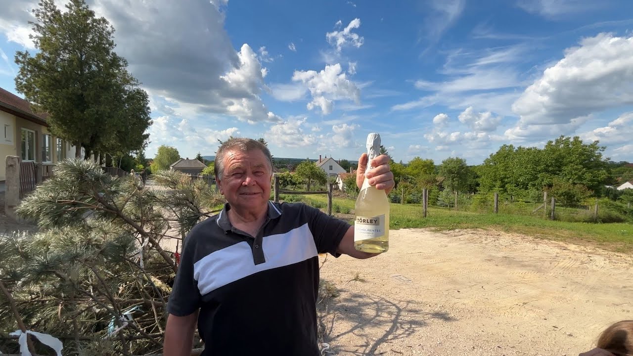 „Magyaralmáson nem újév, csak egy túlélő pezsgősüveg – Májfa-döntés, ahogy mi csináljuk! 🍾🌳”