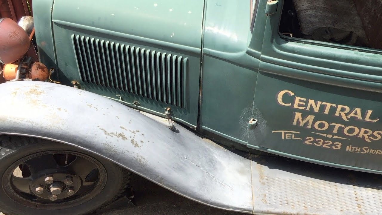 Vintage Tow Truck - 1933 Ford SV-V8 - Clearing the yard