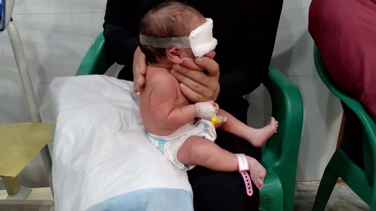 💞🤲🍼Adorable baby bottle feeding 💖🤲
