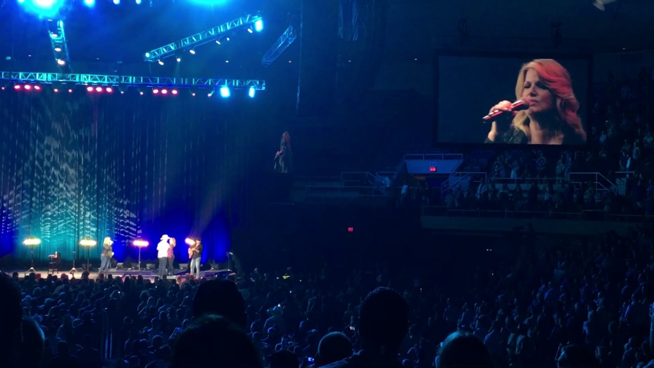 Garth Brooks and Trisha Yearwood serenade newlyweds in Hawaii