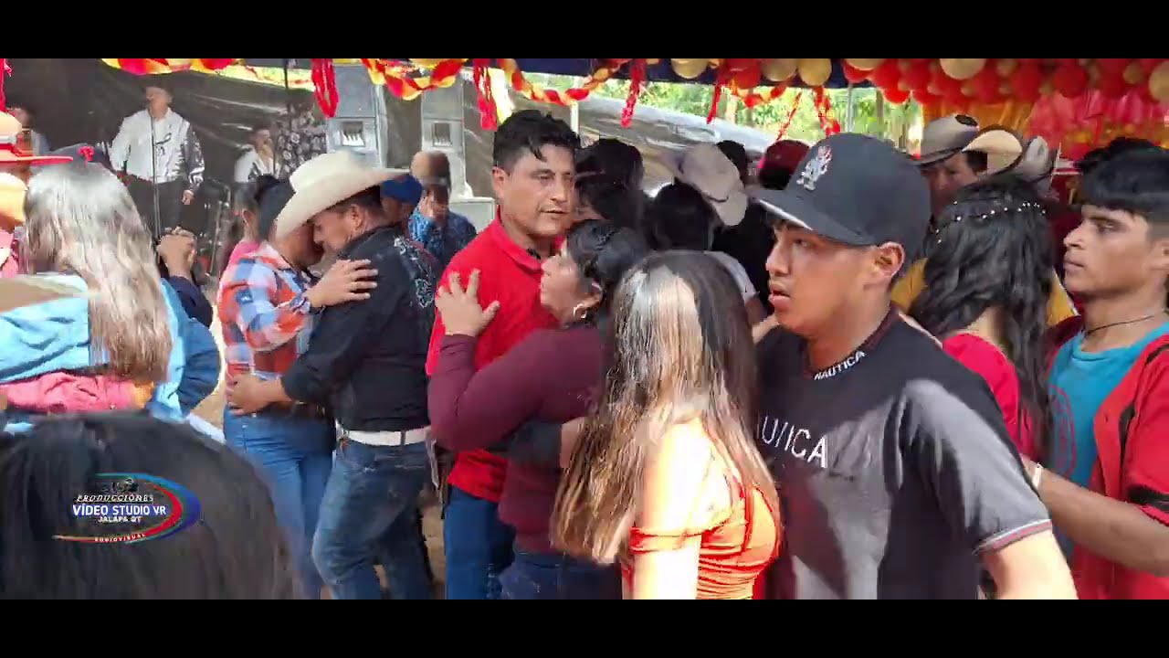 ASI SE BAILA EN LOS IZOTES  XALAPAN JALAPA CON OBSESIÓN MUSICAL 