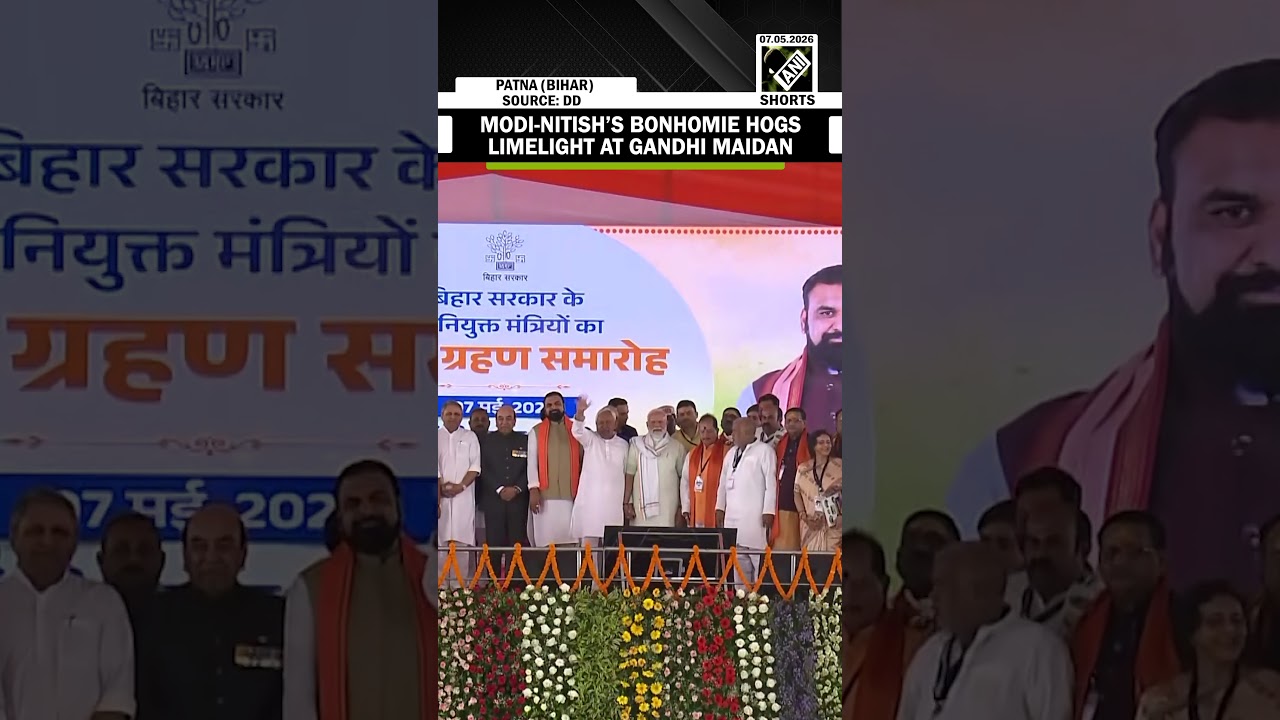 Modi-Nitish&rsquo;s bonhomie hogs limelight at Gandhi Maidan during Bihar Cabinet Ceremony