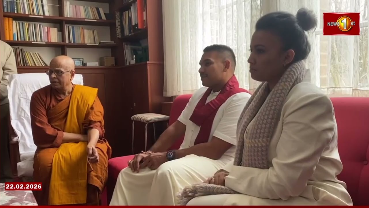 එංගලන්තයට ගිය නාමල් ඇතුළු පොහොට්ටුවේ පිරිස ලන්ඩන් විහාරයට ගොස් මහා සංඝරත්නයේ ආශිර්වාද ලබා ගනී.