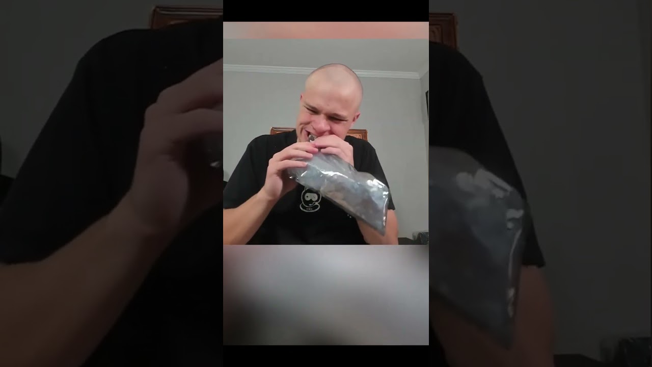 Jynxzi opens fan mail and reacts to 