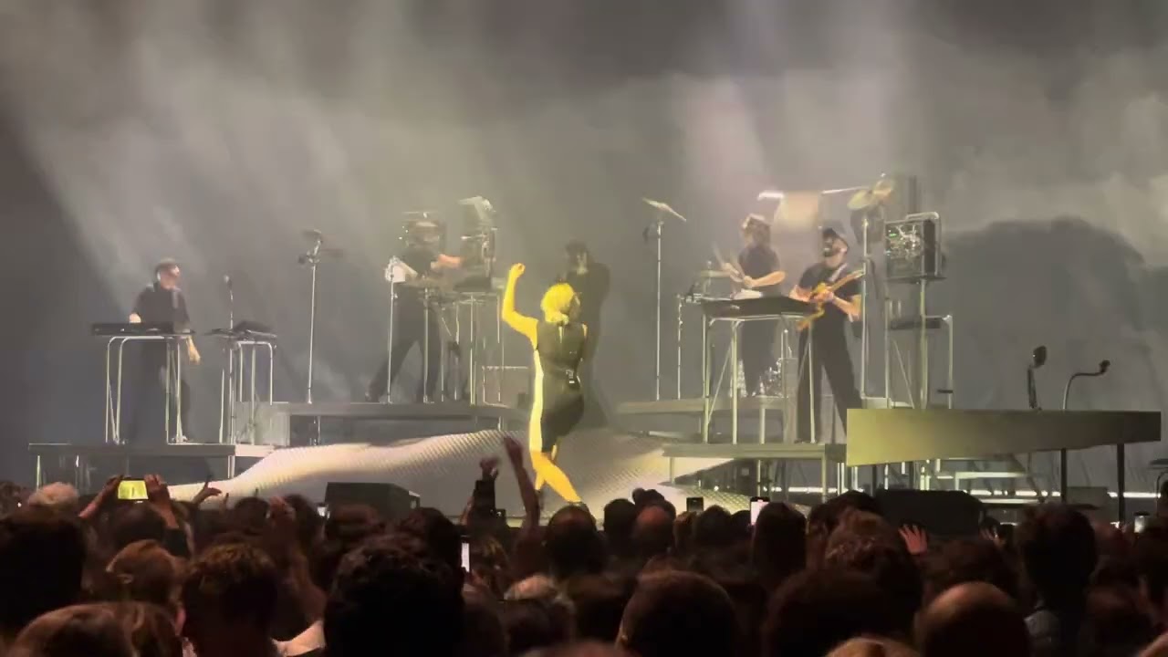 Zaho de Sagazan - 99 Luftballons - Live Zénith - Paris - 13/03/2024
