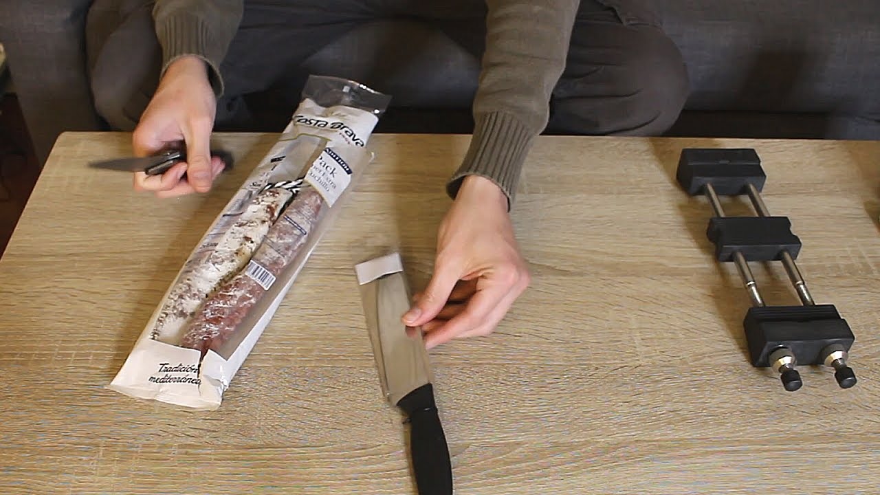 Afilando un cuchillo que venía de regalo con el fuet