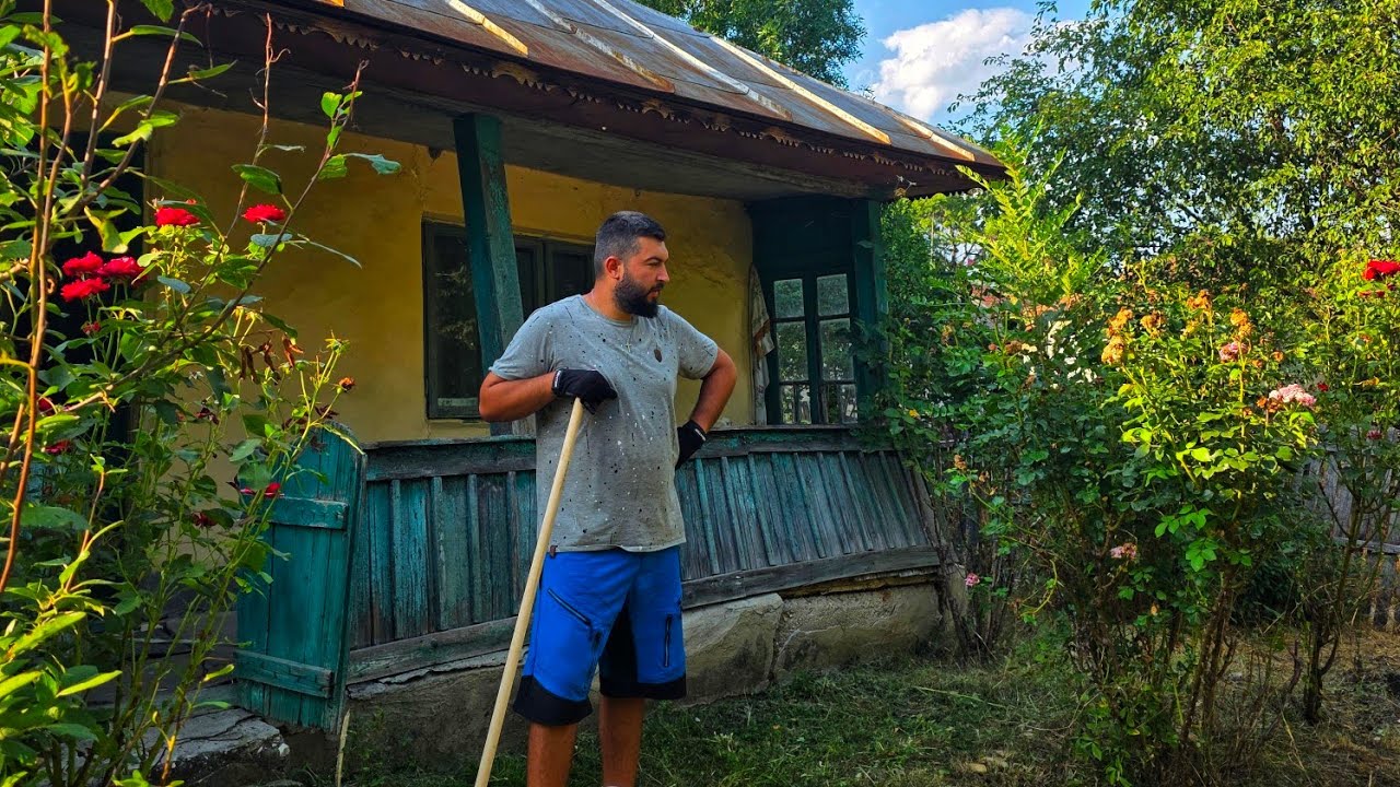 Curățăm în Continuare la Căsuța Abandonată – A Venit un Vecin Să Mă Ajute!