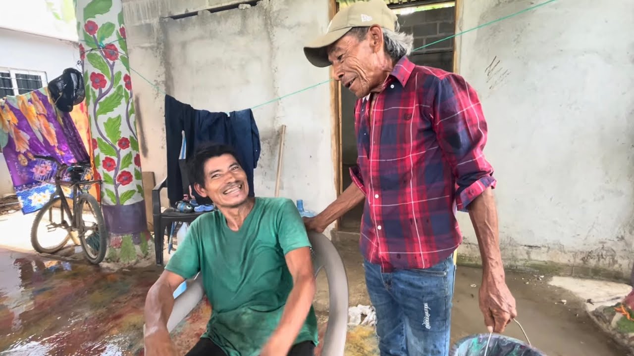 El hermano Nery limpi&aacute;ndole el Cuarto a Maco 😁
