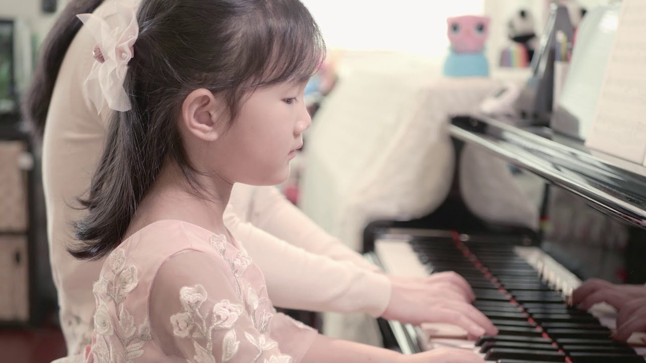 PARISIAN WALTZ played by Melody Zhu with her mom