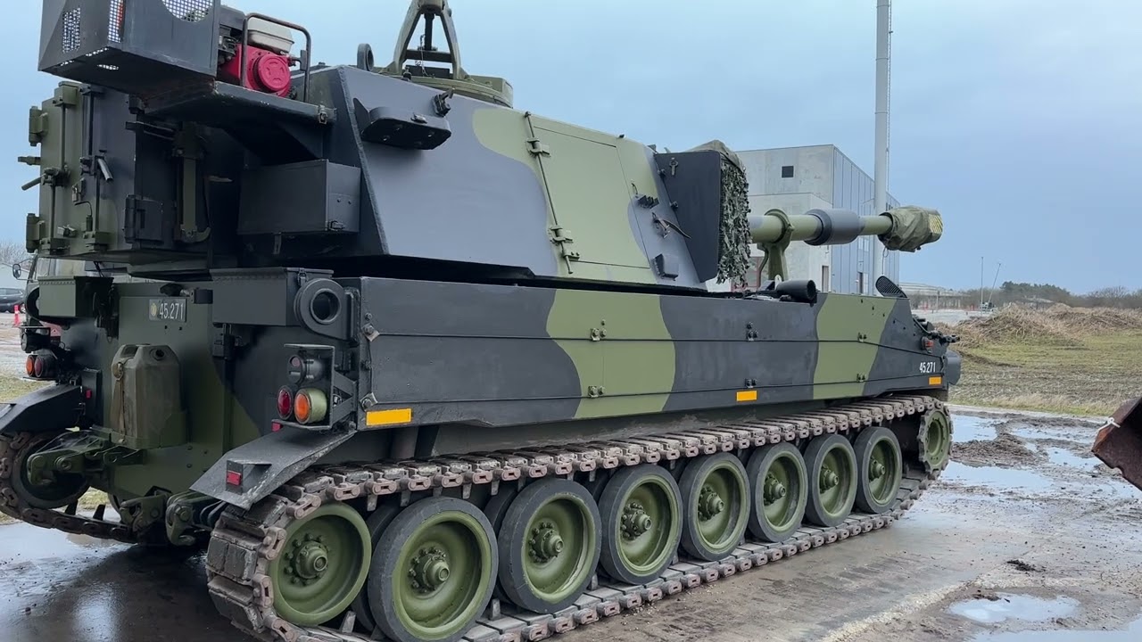 ENGINE SOUND - The M109 155 mm self-propelled Howitzer