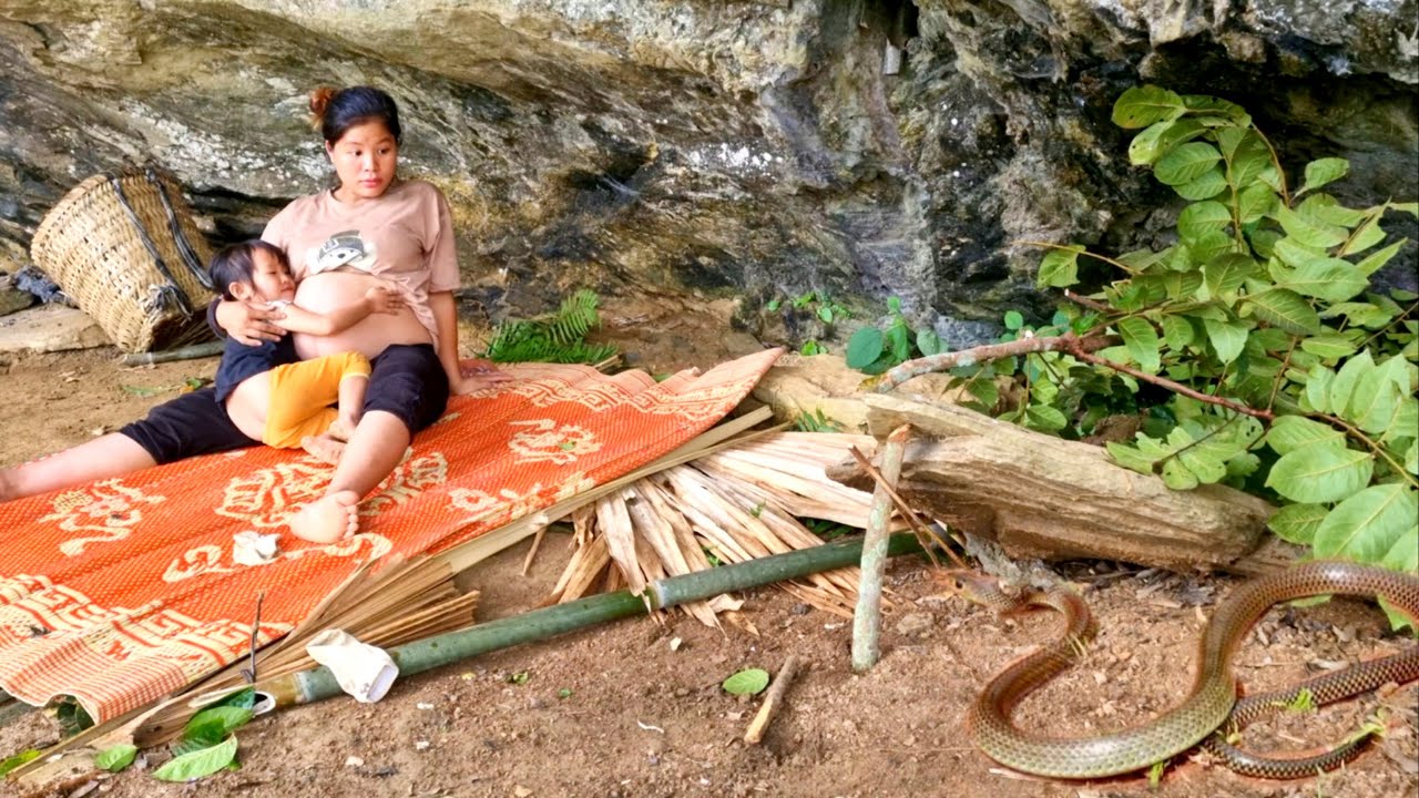Single mother's life- finding food, taking care of children, trapping snakes, raising children alone