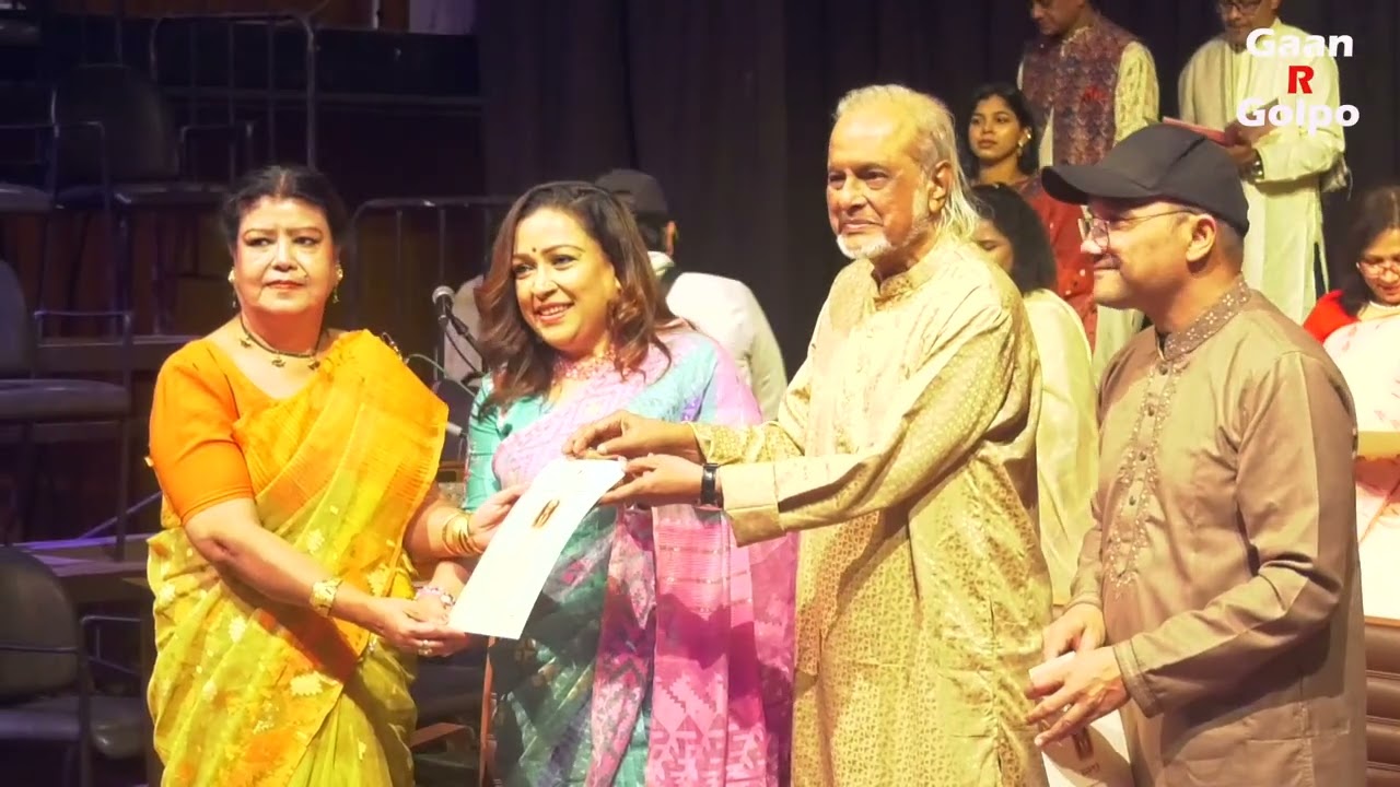 “হাছন রাজা” রচিত গানের কর্মশালা অনু্ষ্ঠানের সমাপনী দিনে অংশ নেয়া শিল্পীদের মাঝে সার্টিফিকেট বিতরণ