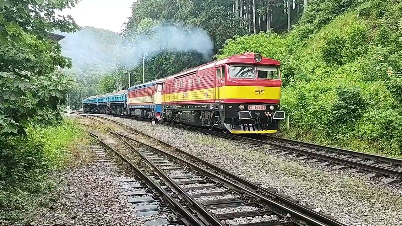 749.247 a 749.251 se soupravou vozů odjíždí z Litic nad Orlicí (3.6.2024)
