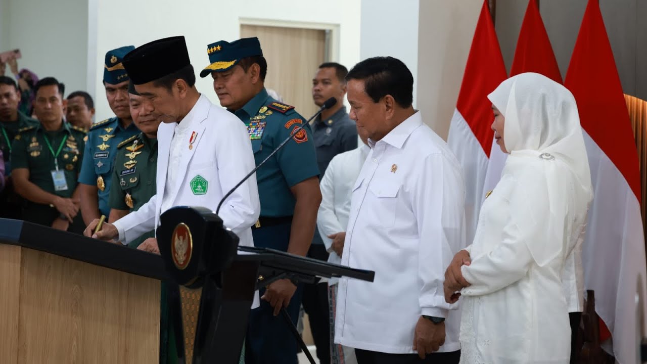 Meresmikan RS. Tk. III Brawijaya dan RSAL Tk. II dr. Soekantyo Jahja Puspenerbal, di Surabaya.