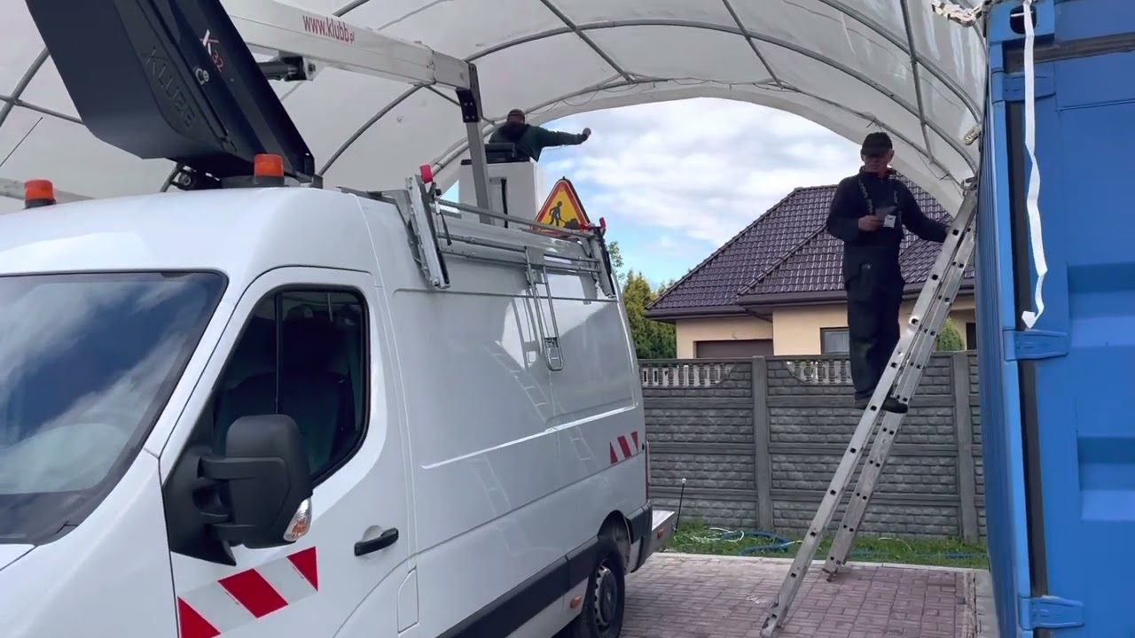 Klubb k32 podnośnik koszowy przy montazu zadaszenia