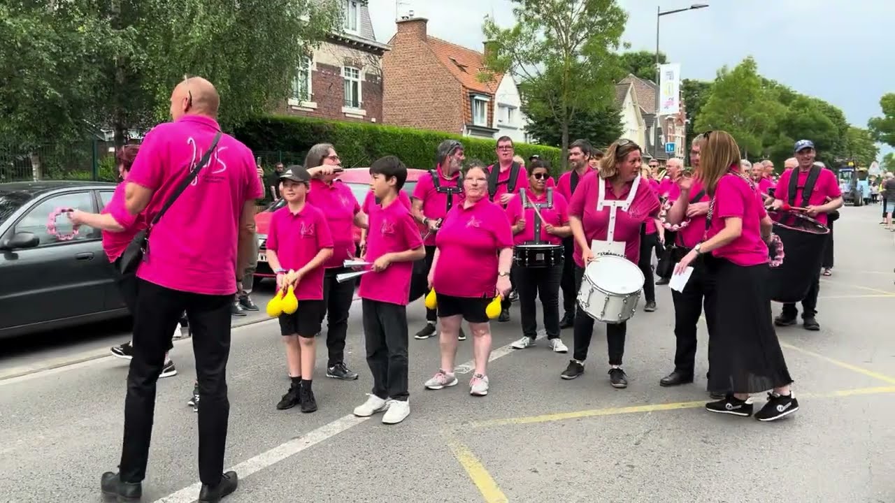 60e fête des harengs à Seclin : des personnes accompagnées défilent avec l'Union Musicale de Seclin