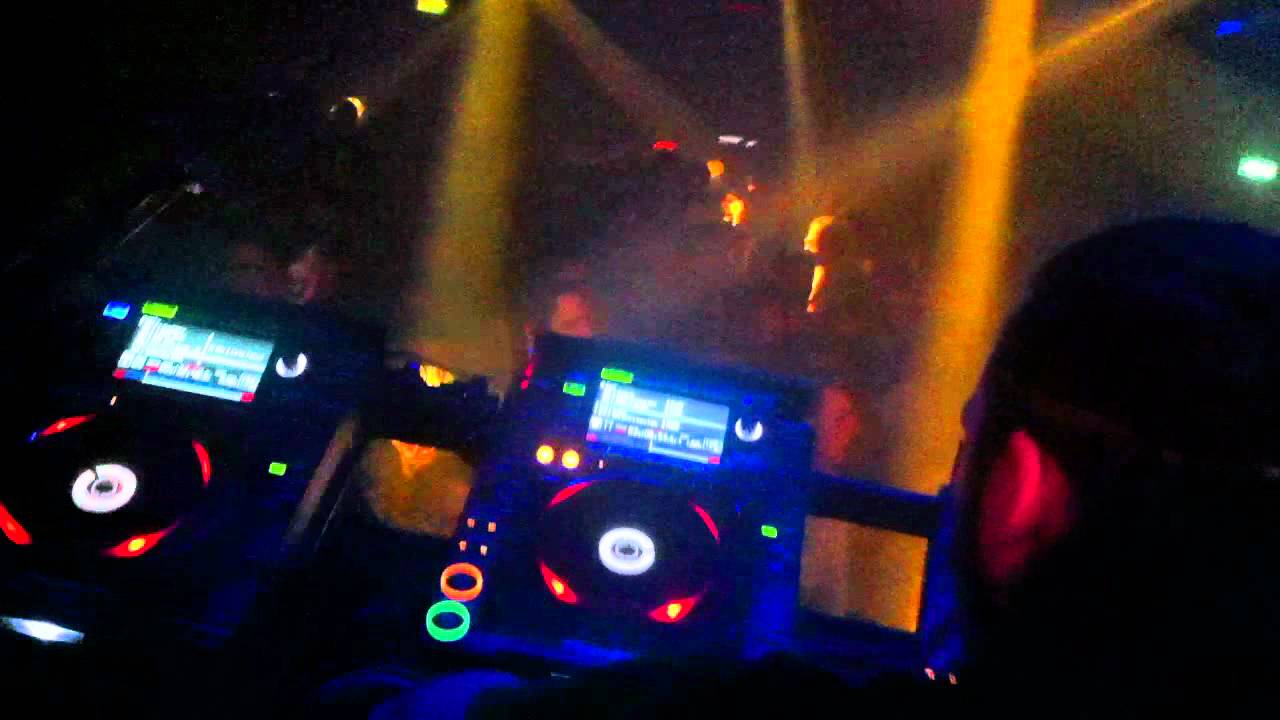 Steve Angello playing on 7 CDJs and 2 mixers at Ministry Of Sound