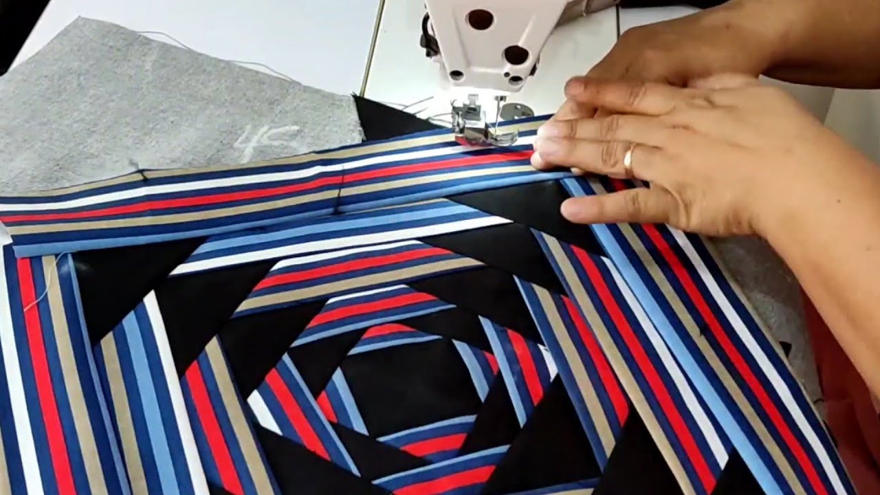 TAPETE DE SETINHA DE TIRAS ESSE É O MAIS VENDIDO LINDO E FEITO SÓ COM DUAS CORES