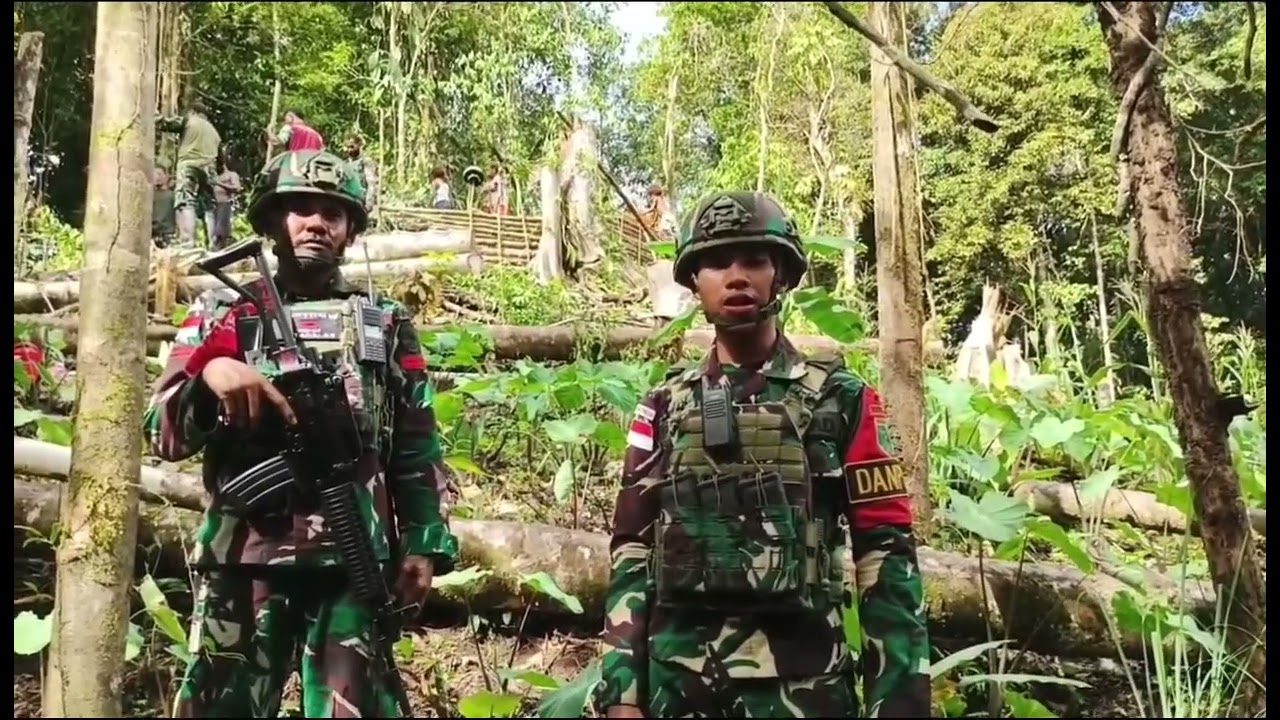 Satgas Pamtas Yonif 763/SBA Pos Afkrem Bantu Warga Buat Pagar Kebun di Kampung Afkrem