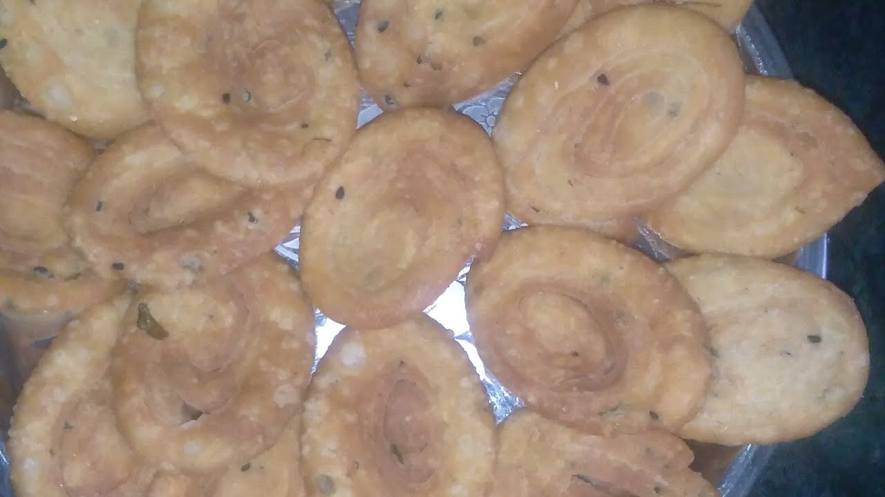 कुरकुरी और बेहद टेस्टी मीठी मठरी # snacks# टी टाइम स्नैक्स#youtubevideo #foodrecipes 