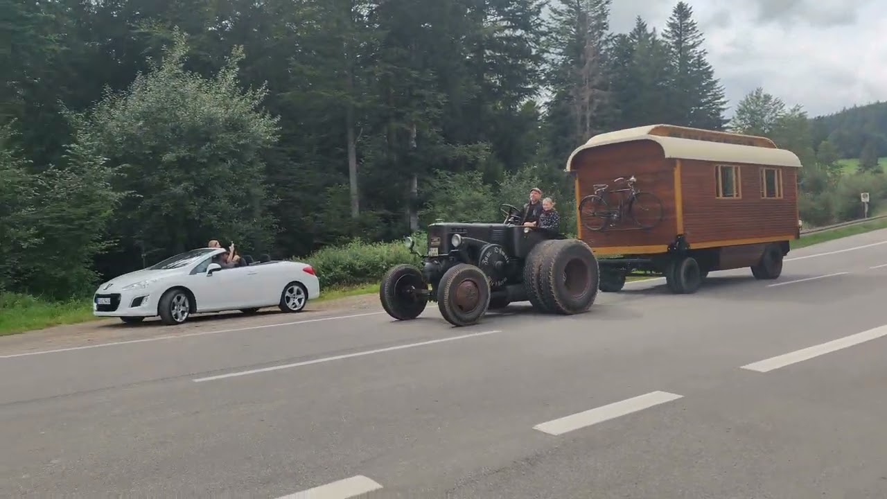 Lanz Kombi-Bulldog und Ackerluft Bulldog mit Hänger am Berg. Traktortreffen St. Peter 2024