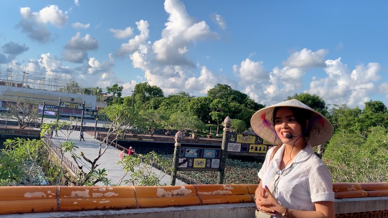 Tham quan và nghe thuyết minh kinh thành Huế