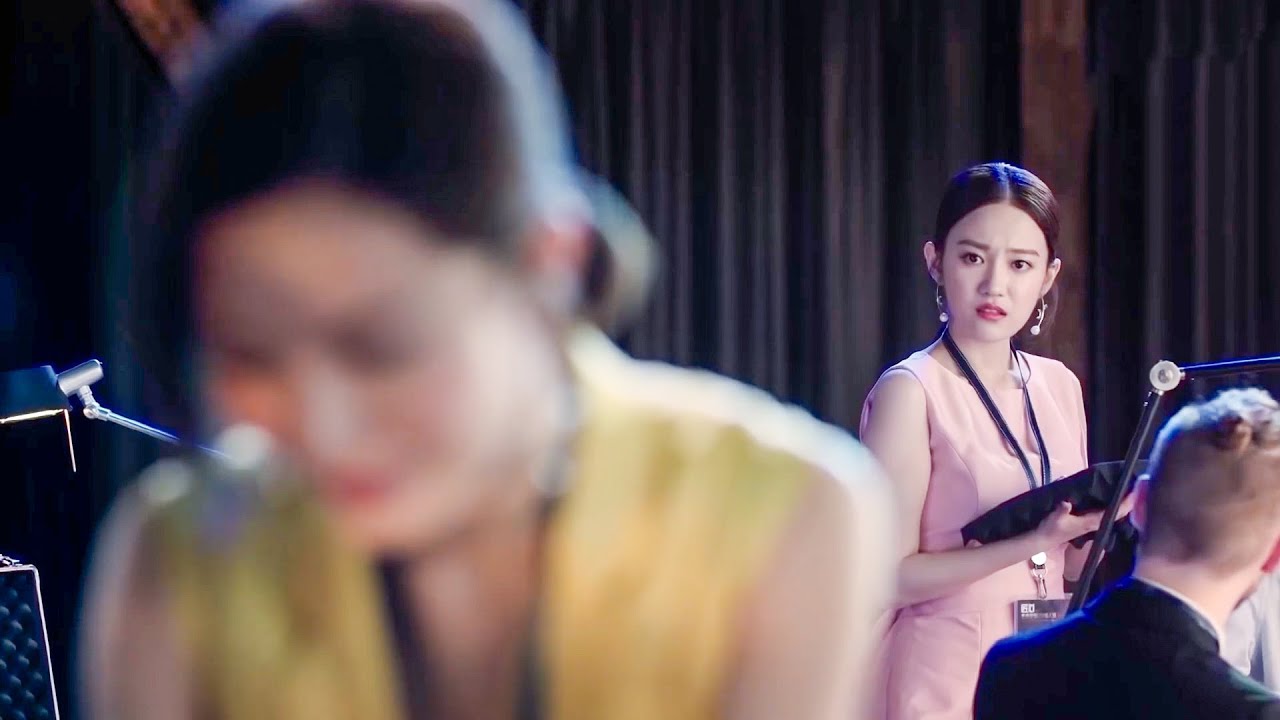 小三故意破壞妻子的作品看她出醜，怎料妻子一招機智化解，狠狠打臉小三！