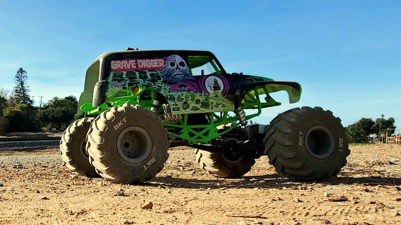Axial SMT 10 - Gravedigger at the dirt jumps!