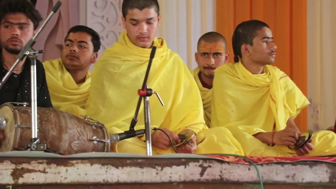 \ramanreti ashram\22.03.2026 bhajan keetan ka anand  lete maharaj sri ramanreti ashram
