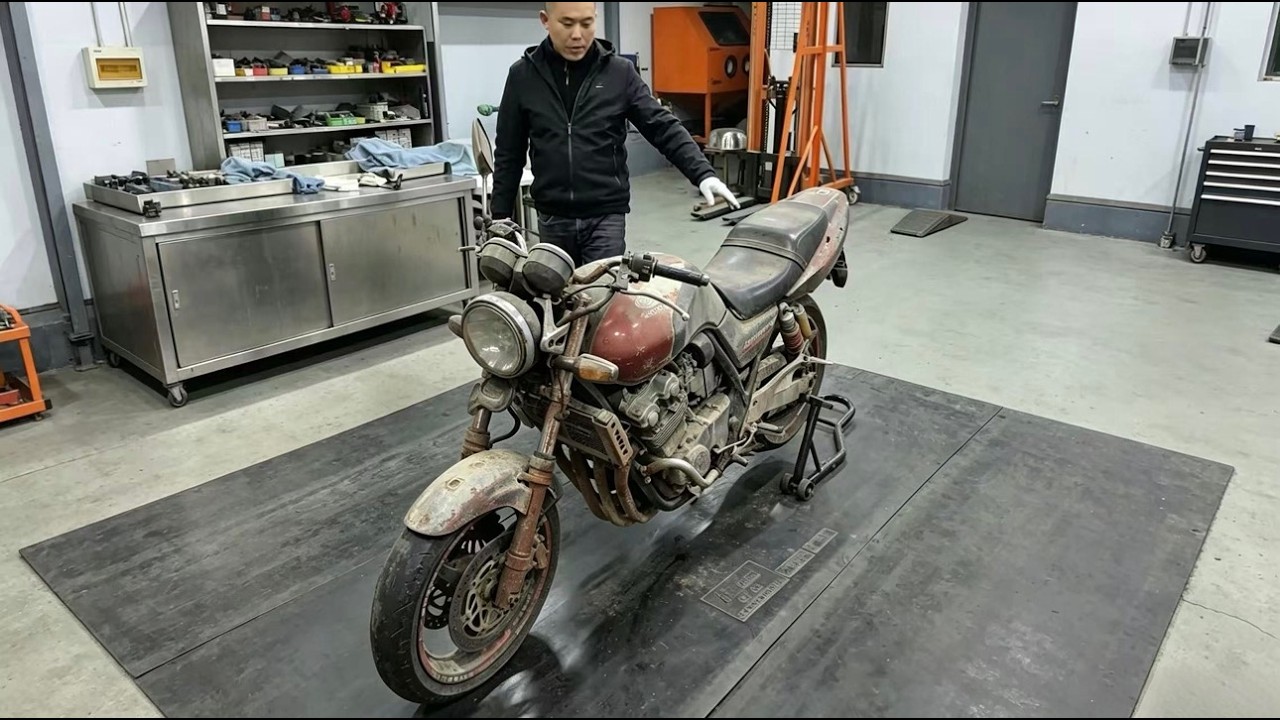 Full Restoration of a Honda CB400 &ndash; Bringing a Classic Motorcycle Back to Life