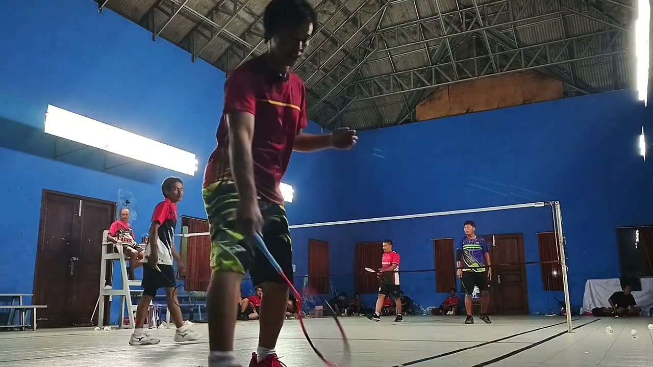 Badminton Tarkam, saling serang dan mau menang 