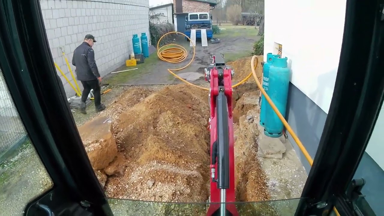 Praca minikoparką YANMAR SV 17 wykop pod gaz w trudnym terenie