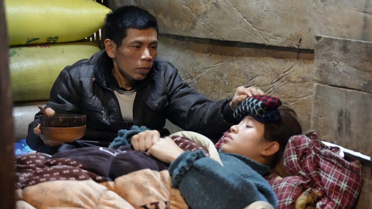 Ly was seriously ill, her father was at her bedside to take care of her, country life | Ly Thi Ly