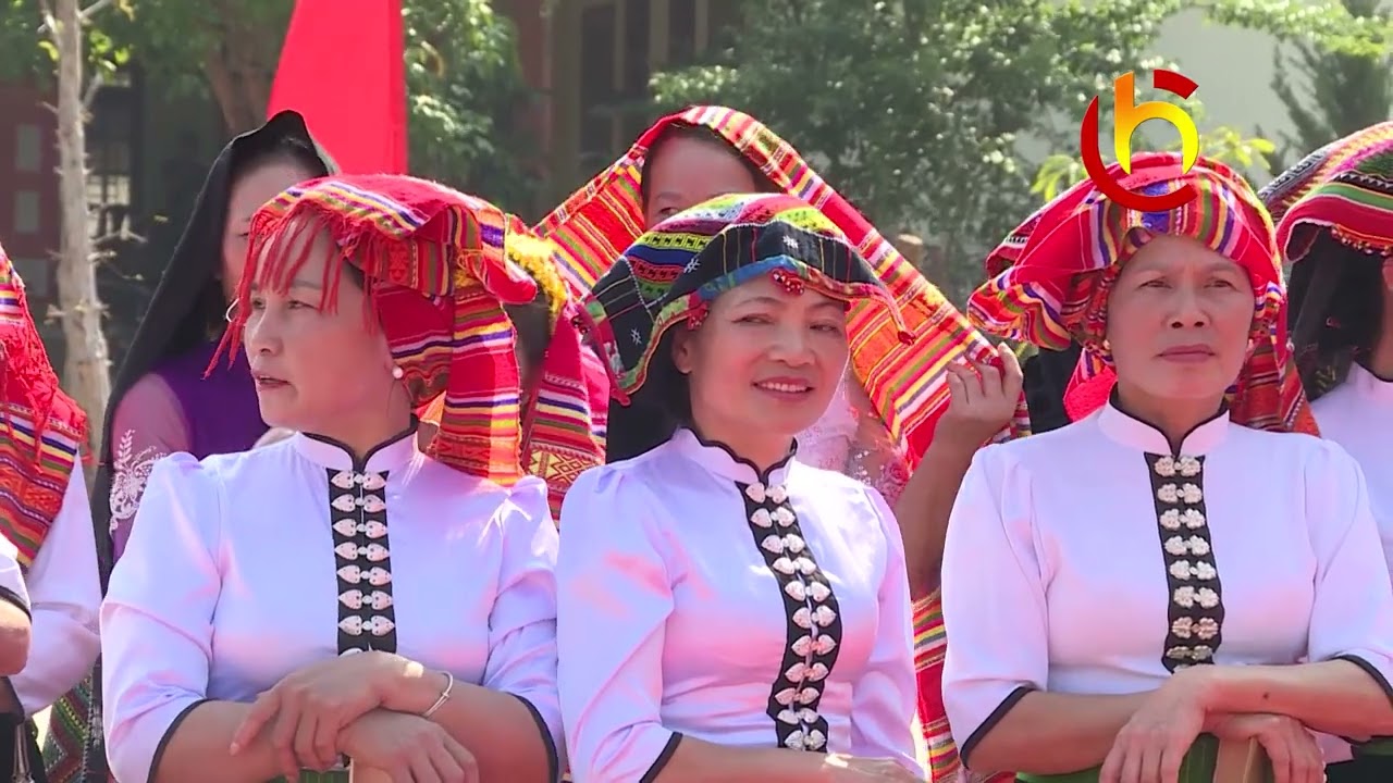 QUAM KHẮP TAY: NGAI CHIỀNG PŨN TỨM BÙN MINH MƯỠNG HAU MẢ-PI MAỨ MẢ HẰN TỰ  TEN MẢ XÍNH KHÒNG TẸ NA
