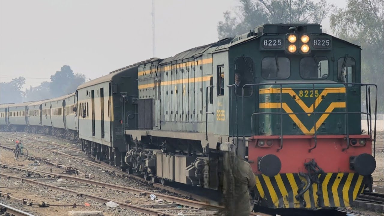 17 UP Milat Express Departure From Khanewal Junction Pakistan Railway Train 🚂