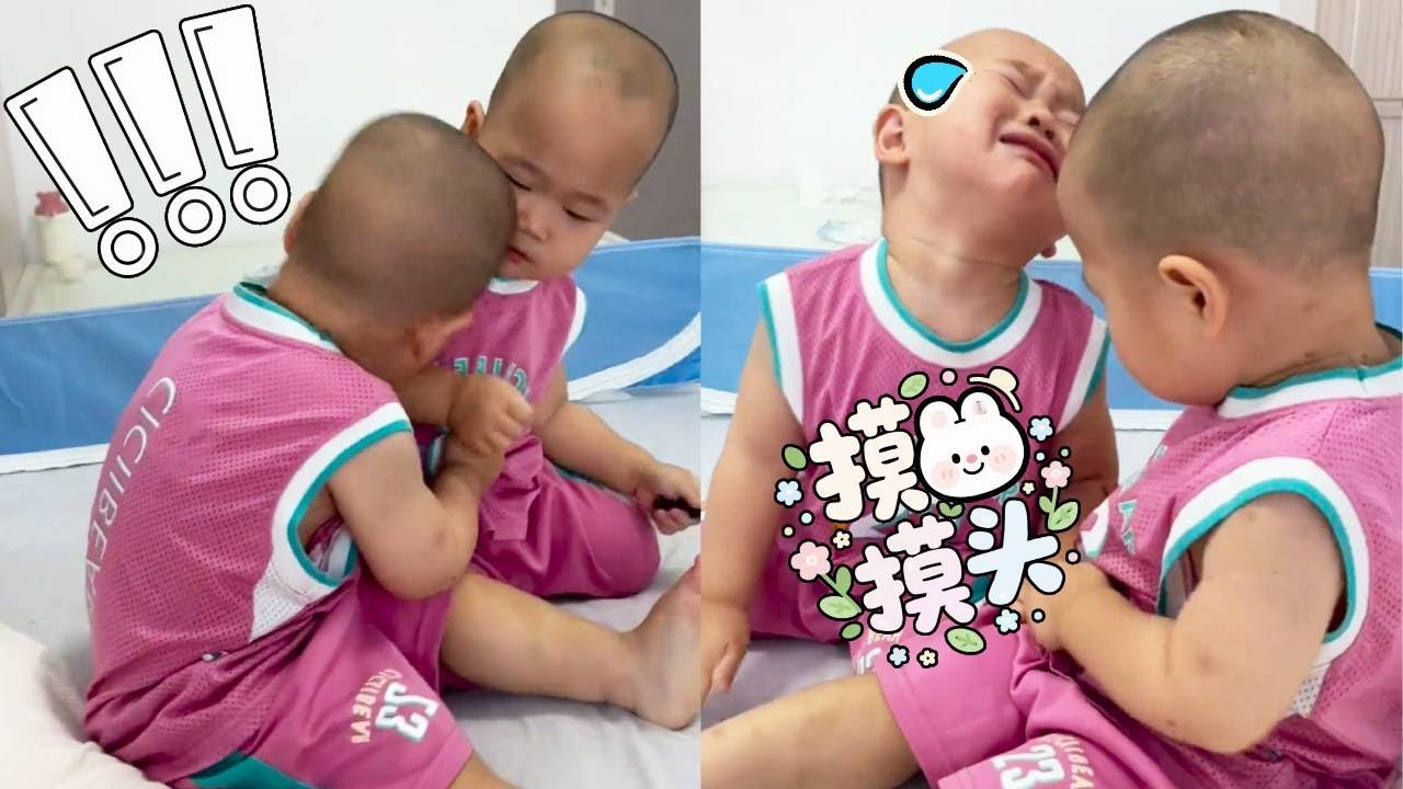 【超萌双胞胎】哥哥打完弟弟秒变暖男，边揉边吹的样子让妈妈笑翻：