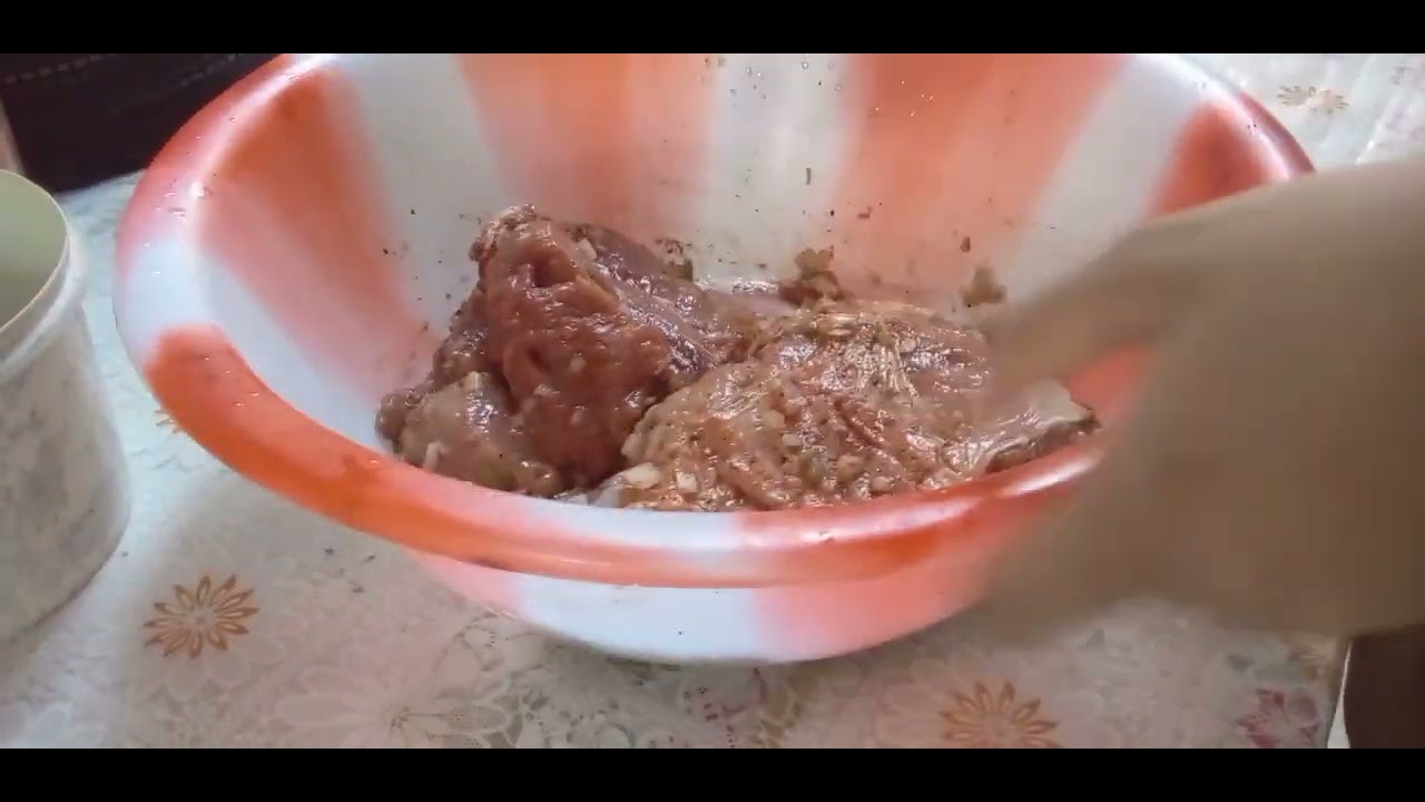 Assado de capivara no forno com creme de macaxeira.