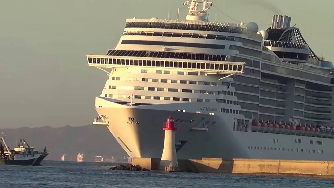 Msc Splendida входит в порт Кальяри