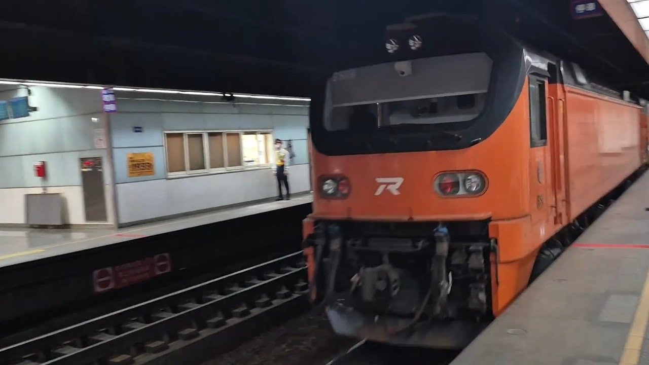 102次斗六開往七堵的E500型鳴日色金光牌雙電力機車頭E509+十二節PP車廂+E507推拉式PP自強號，和4113次蘇澳發車開往樹林的EMU700型八輛二編組EMU738+EMU737阿福號區間車