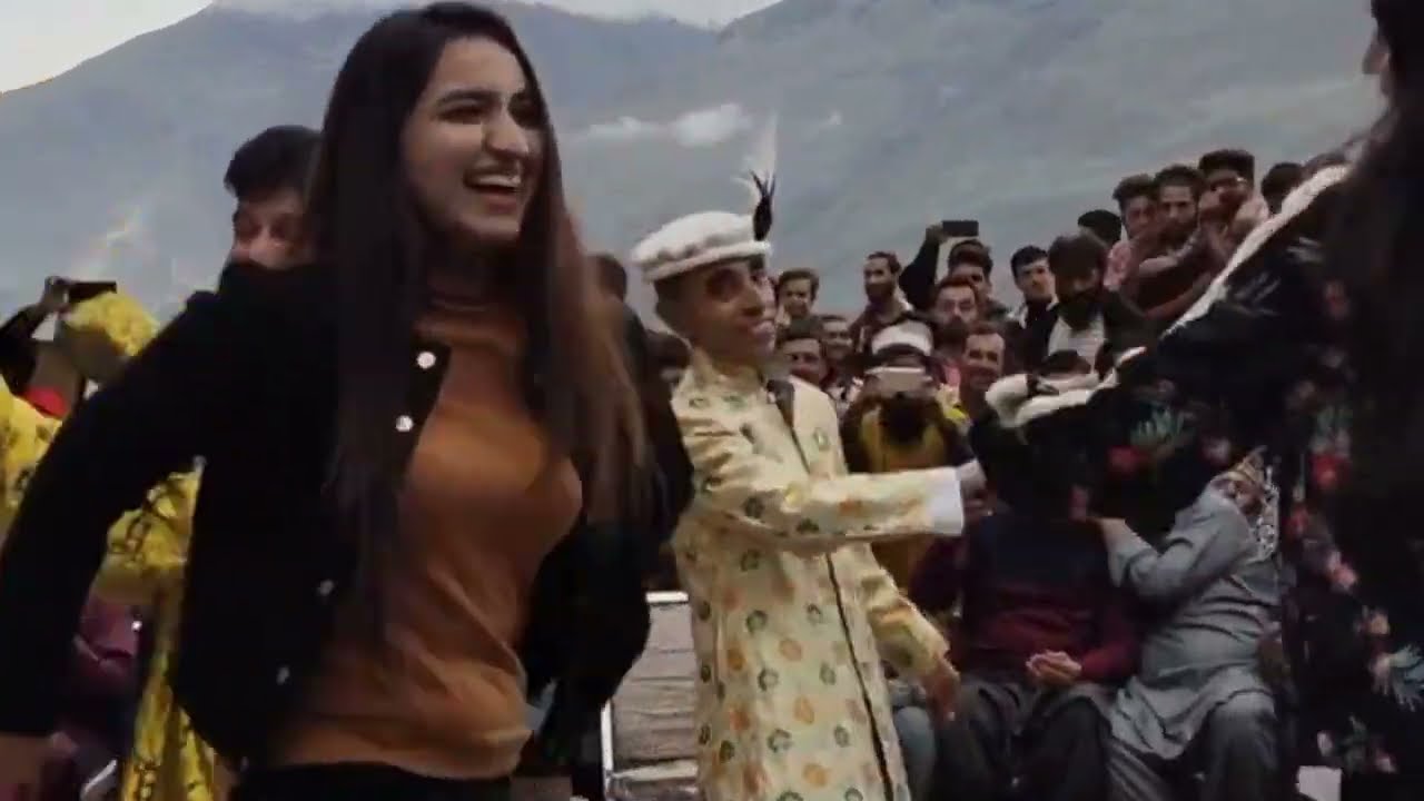 How Female tourist dance on hunza hareep at hunza valley pakistan #hunza #hareep #hunzahareep #dance