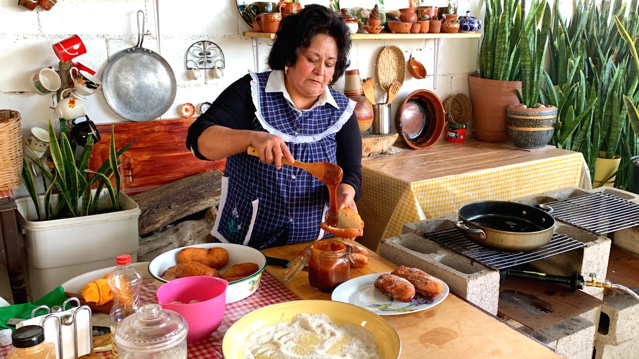 Churros estilo Jalisco rellenos de cajeta y azúcar, receta fácil y rápidos de preparar.
