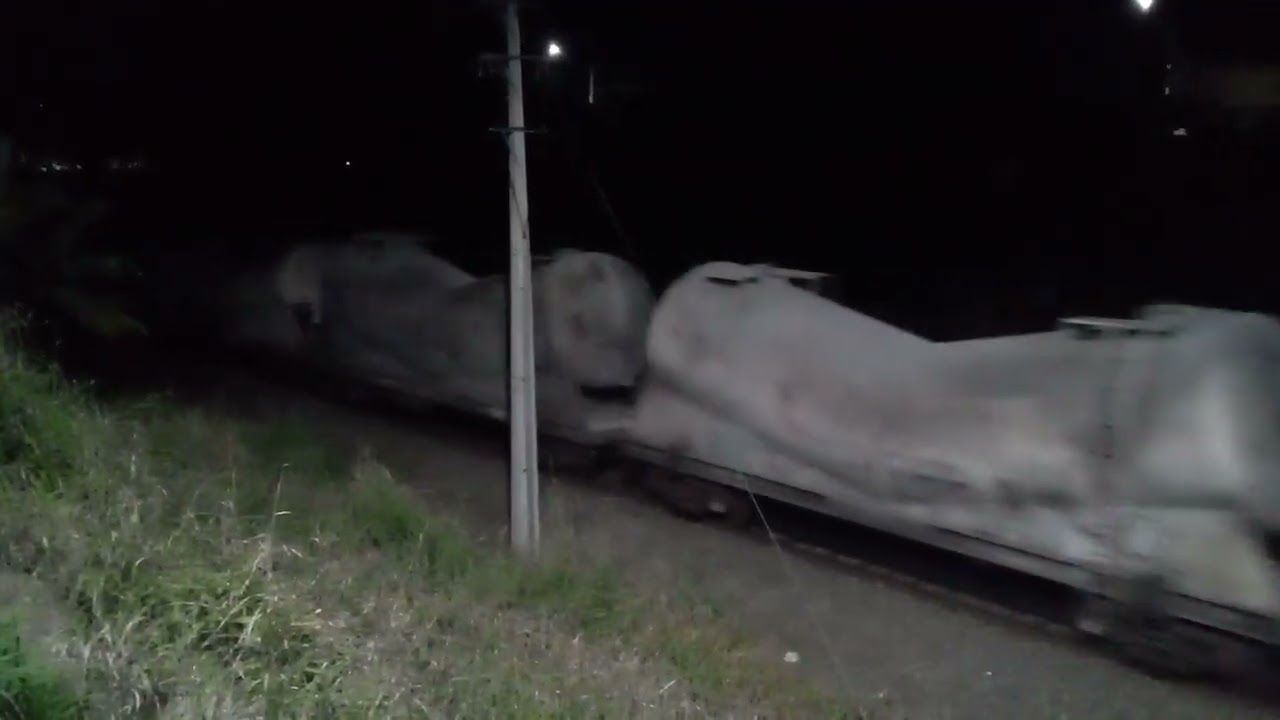 Trem da MRS passando em Taubaté com carga geral com 2 locomotivas.