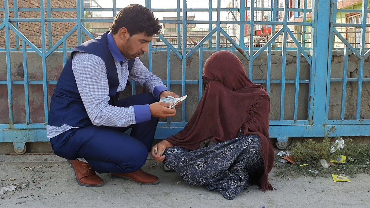 کمک به مادریکه گدایگر نیست اما از مجبوری در روی سرکه نشته