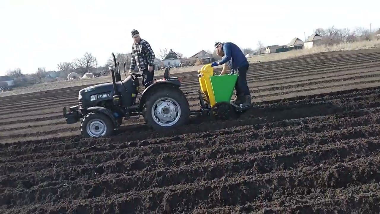 Посадка ранньої картоплі під агроволокно...
