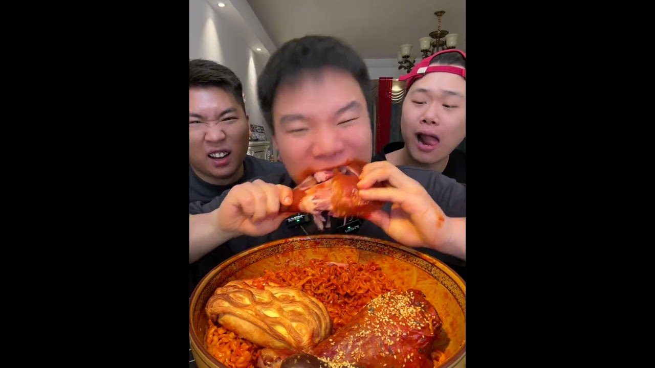 SPICY AND TASTY NOODLES AND CHICKEN LEG PIECE | MUKBANG ASMR EATING | #shorts #mukbang #asmreating